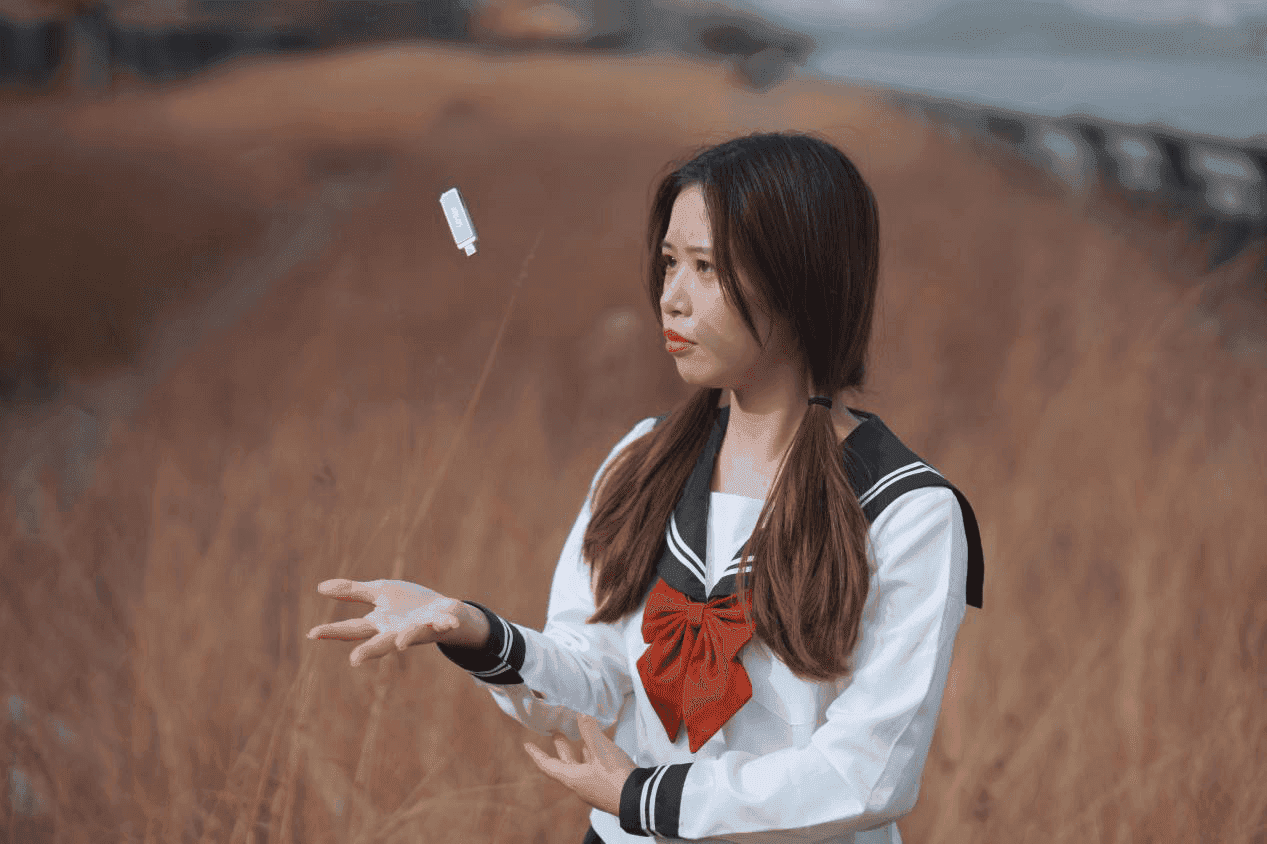 精致的机身,超快的速度,高达256GB的存储容量!竟然是一个U盘!