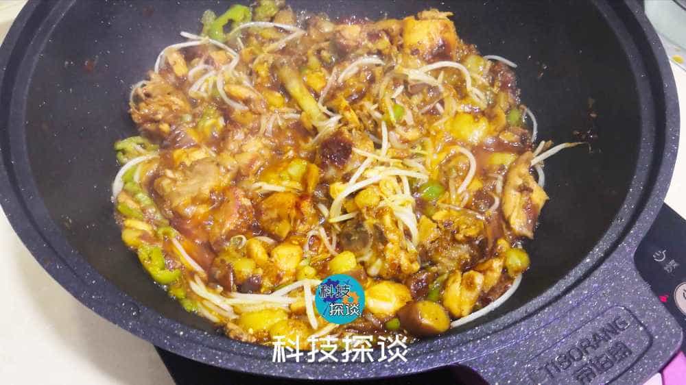 吃鸡啦,还加了土豆、青椒、茄子和豆芽,帝伯朗钛钻不粘锅挺好用