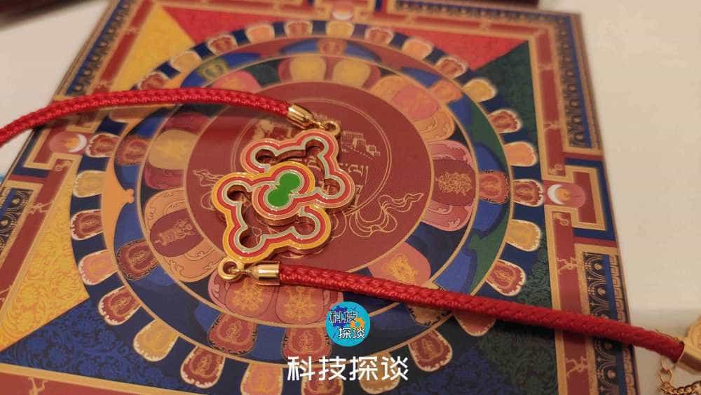 新年不止要祈福，还需要披金戴银，布达拉宫文创手链似乎很合适