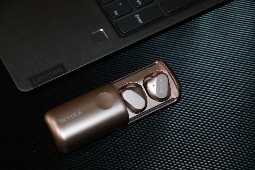 刚“掰弯”手机又要对耳机下手?柔宇RoPods蓝牙耳机体验