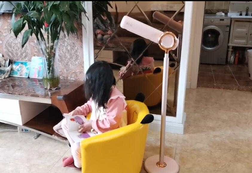 不用手持、双出风口,更适合女孩的品仕乐立式吹风机体验