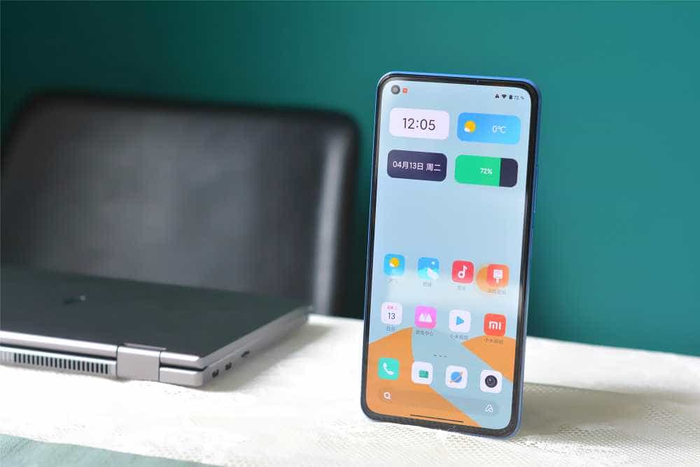 小米11青春版简评:159g轻薄机身,却有4250mAh大电池