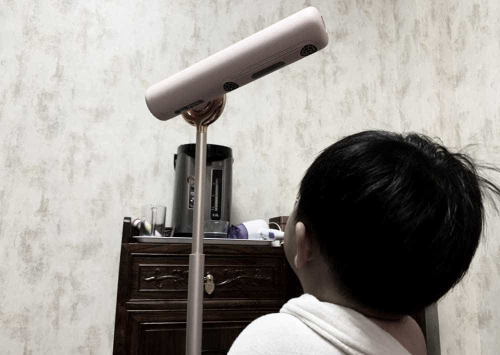 给孩子吹头发是难题?品仕乐立式吹风机让孩子动起来
