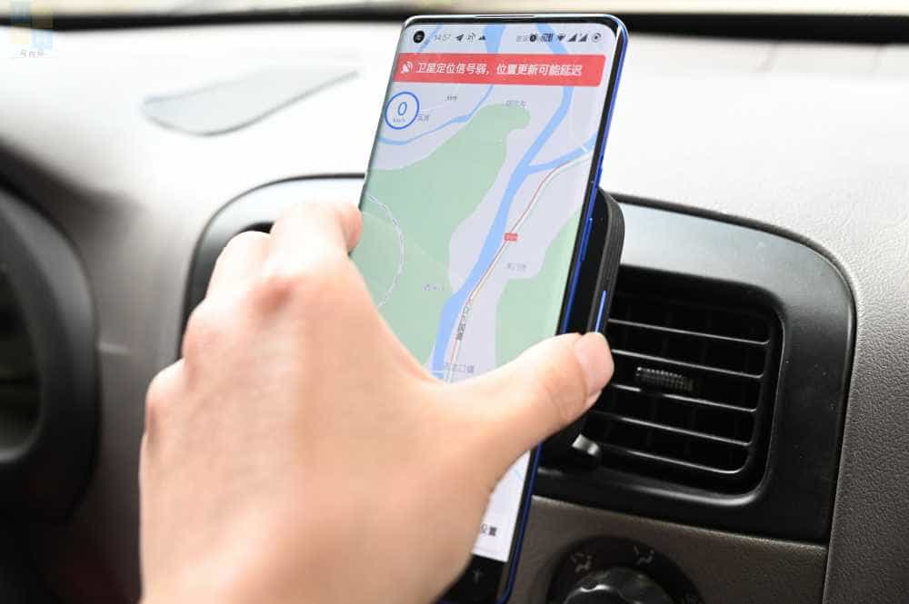 车上也能一放即充,还有磁吸固定设计,亿色车载磁吸无线充电器体验