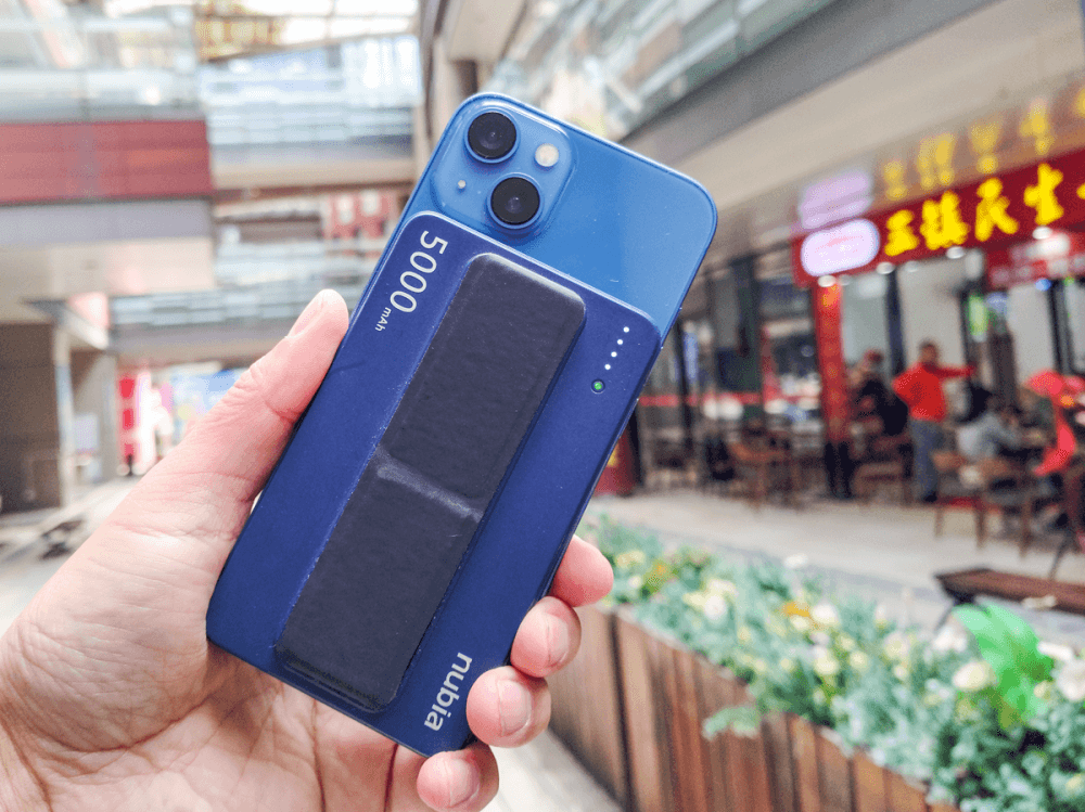 可能是你手中iPhone 13的最佳伴侣,努比亚磁吸无线充电宝使用简评