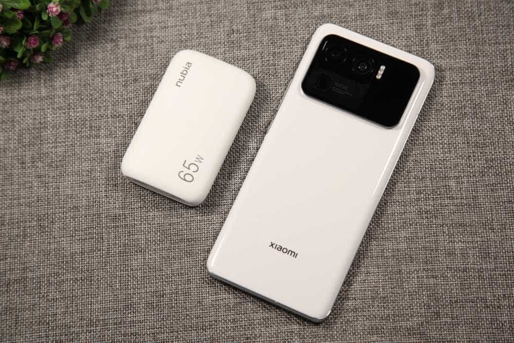 饼干造型超薄氮化镓,双C口65W最大输出,努比亚氮化镓充电器开箱