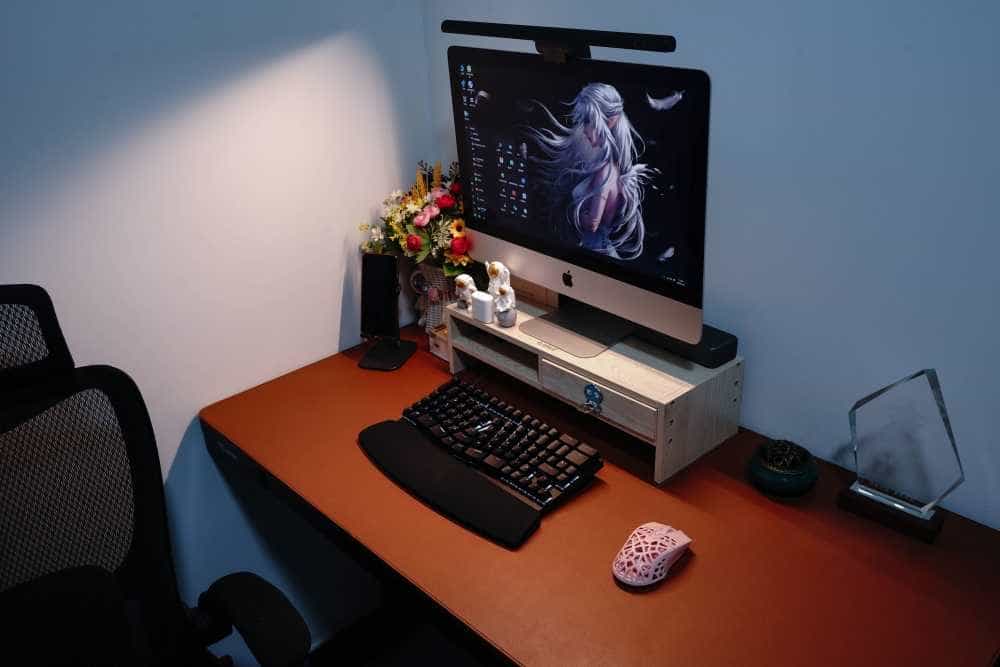 2022新年第一份礼物，彻底颠覆了我的眼神，X-BOWS人体工学键盘第四代手腕拯救者终于降世。对于长年久坐在电脑前的外设者很容易忽略手腕下的键盘。之前也选购了一些廉价的键盘，在敲击码字时也是费了些力气，让手指和手腕真是不堪重负。

而X-BOWS轻而易举改变了大家对键盘的观念，从设计上的改观彻底让大众颠覆了眼球，从按键排列到炫酷的造型还是很新颖的。售价上也跟正常键盘差不了多少，不如就入手试试。

看惯了常规的键盘再看这款人体工程键盘真是又喜又惊，不用上手就给人不一样的感受，作为福布斯推荐的键盘，采用时下流行的机械轴体设计，在保持优秀手感、稳定的同时，通过科学按键排布设计可轻易缓解手部关节的疲劳，几大特点的人体工学键盘真是让人刮目相看。

福布斯推荐的X-Bows工学键盘，习惯之后真的很好用
外包装设计干净整洁，没有任何色彩的包装还是很环保，正上方印有得体大方的品牌LOGO标示 ，为整体形象增添了很多亮点。

福布斯推荐的X-Bows工学键盘，习惯之后真的很好用
打开外包装就是这款黑色86键的小键盘，与传统键盘布局有着很大的差异，同时这款键位采用曲线布局，主键区分隔在左右两侧设计看上去很有视觉感。

福布斯推荐的X-Bows工学键盘，习惯之后真的很好用
简单易懂的商品简介书，打开外包装就清晰可见。

福布斯推荐的X-Bows工学键盘，习惯之后真的很好用
这款X-BOWS Lite的尺寸是345.7*128*38.4mm，在同键位的机械键盘中相对比较还是偏小了一些，适用于外出办公便携出行等。

福布斯推荐的X-Bows工学键盘，习惯之后真的很好用
这款键盘一共有四个轴体，分别有茶轴、黑轴、青轴、红轴可选。可根据个人喜好选择轴体。

福布斯推荐的X-Bows工学键盘，习惯之后真的很好用
低调高成本的二次氧化工艺实现了同色高亮和磨砂质感的对比，虽然是普通的黑色但看上去还是很奢华的。

福布斯推荐的X-Bows工学键盘，习惯之后真的很好用
键盘采用CNC精工的铝合金材质，倒角圆润，手感非常顺滑，阶梯式的键帽与底壳都是ABS材质。

福布斯推荐的X-Bows工学键盘，习惯之后真的很好用
标准内部配有键盘主体，纯铜芯尼龙编织的USB传输线、拔键器。

福布斯推荐的X-Bows工学键盘，习惯之后真的很好用
键盘左上方就是供电口，长达一米多长Type-C传输线，摆放桌面哪里都很适中。

福布斯推荐的X-Bows工学键盘，习惯之后真的很好用
键盘底部厚度约10mm左右，后面中间印有产品的LOGO标示，让后面看上去灵动了几分。

福布斯推荐的X-Bows工学键盘，习惯之后真的很好用
四角各有一个防滑垫，上端有两个一段式撑脚，打开撑脚后与桌面形成6°弧线形的打字最佳姿势，配上下方两个防滑垫在桌面上更加稳固。

福布斯推荐的X-Bows工学键盘，习惯之后真的很好用
拔键器，拔取键帽还是比较顺畅。

福布斯推荐的X-Bows工学键盘，习惯之后真的很好用
这款键盘采用了ABS双色键帽，上面字符清晰可见，磨砂质感的键帽，操作起来不易打油。

福布斯推荐的X-Bows工学键盘，习惯之后真的很好用
X-BOWS采用的是佳达隆Gateron轴体，高品质机械轴体高达5000万次的按压敲击寿命，回弹性挺足，按键次数也高达了另一个高峰。

福布斯推荐的X-Bows工学键盘，习惯之后真的很好用
这款机械键盘采用的是GATERON透明红轴，直上直下的手感压力性能稳定，经久耐用，再配上凹式键帽设计更适合贴合手指的移动。

福布斯推荐的X-Bows工学键盘，习惯之后真的很好用
55g触发压力和4毫米总行程、2毫米触发行程，操作压力小，声音适中，对于码字的我非常合适。

福布斯推荐的X-Bows工学键盘，习惯之后真的很好用
拥有雅白色的16种LED炫酷灯效，通过FN+可调节各种背光亮度、和常亮、夜视灯、呼吸灯在夜晚使用时光彩夺目、繁星点点、夜晚使用时可轻松展示流光溢彩。

福布斯推荐的X-Bows工学键盘，习惯之后真的很好用
福布斯推荐的X-Bows工学键盘，习惯之后真的很好用
X-BOWS机械键盘支持USB下即插即用和全键无冲，十指同时按下也可以一键触发，无论是办公还是游戏都可以轻松胜任。

福布斯推荐的X-Bows工学键盘，习惯之后真的很好用
在配上X-BOWS键盘硅胶手托，拥有这样手托让长期敲击在桌面的双腕关节得到很大的缓解，手腕左右移动时也可轻易减少摩擦度，能够有效缓解手部关节疲劳。同时也降低了肌腱组织的压力。

福布斯推荐的X-Bows工学键盘，习惯之后真的很好用
手托的做工可谓是精致细腻，亲肤材质，碰触皮肤真的非常舒服。中间还附有产品的LOGO标示，每一个压边设计都很有立体感。

福布斯推荐的X-Bows工学键盘，习惯之后真的很好用
随意摆放桌面的任何一角都是相见恨晚，之前也用过很多键盘，当相遇X-BOWS lite之后还是给了我很多不一样的感受，开始略微有些不习惯，当适应之后，感觉输入效率也得到了提高，

福布斯推荐的X-Bows工学键盘，习惯之后真的很好用
通过几天使用这款键盘还是有着很不错的表现，无论是敲击次数、使用寿命、灯光效益、按键力度小、低噪音、对于游戏玩家来说按键布局的独特设计更适合手指自然放松，分别隔开的按键操作顺畅舒适，对于一位长期打字工作者亦或者一位游戏迷，相信这样一款键盘一定会得到很好的减负效果。

每个人接触新鲜事物的适应能力都不尽相同，在适应阶段还是不适合当作生产力使用。只不过，适应之后的我，已经不能回头了！

好了，今天的分享就到这里了，咱们下次再见哦！

福布斯推荐的X-Bows工学键盘，习惯之后真的很好用