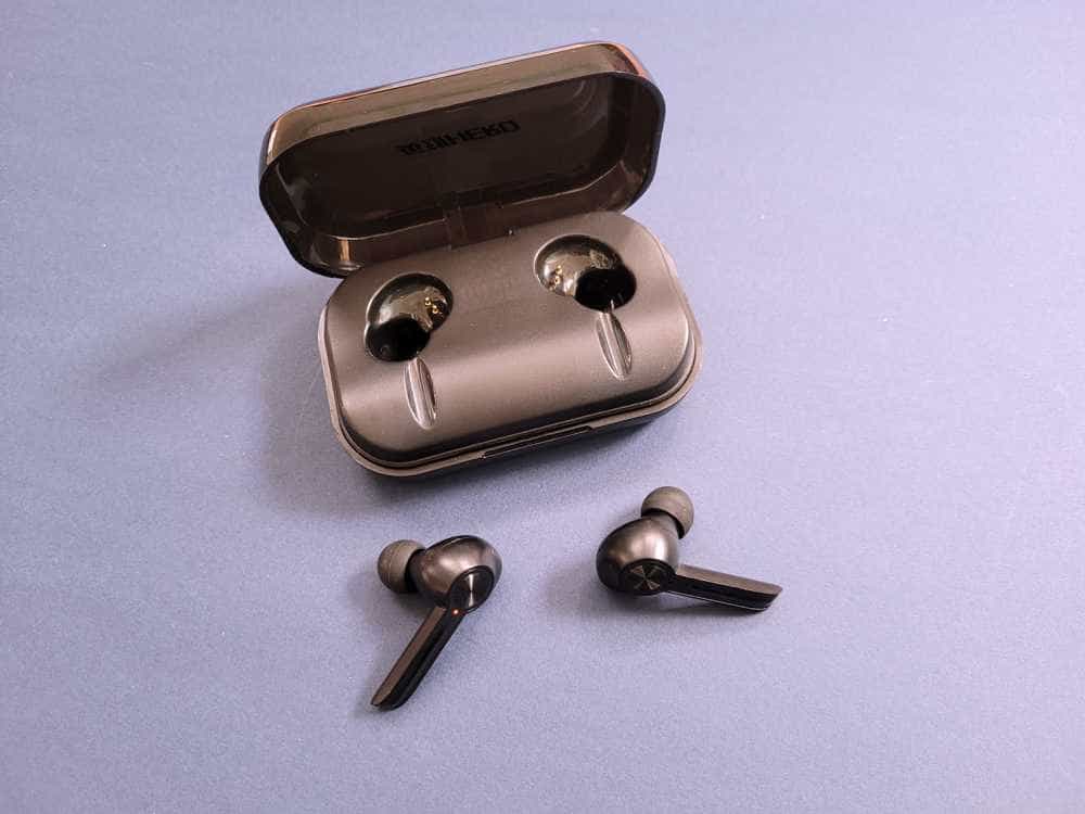 英雄G1电竞蓝牙耳机:充电仓可以当应急充电宝