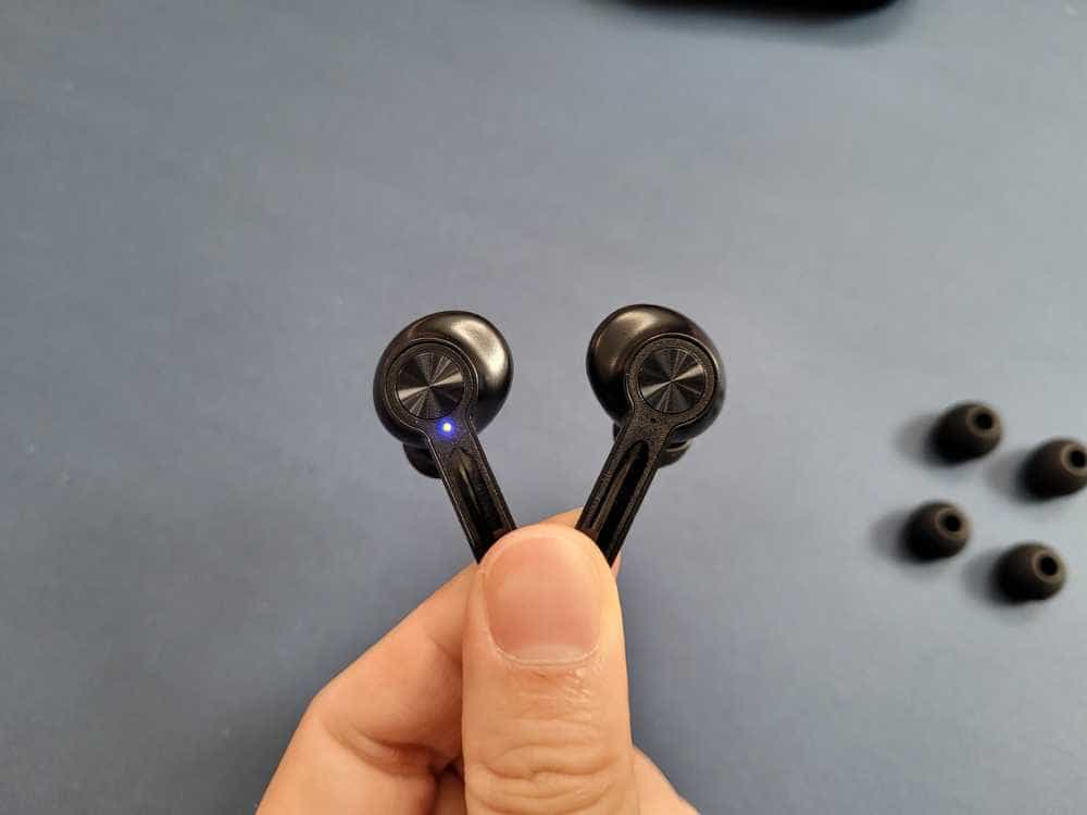 英雄G1电竞蓝牙耳机:充电仓可以当应急充电宝