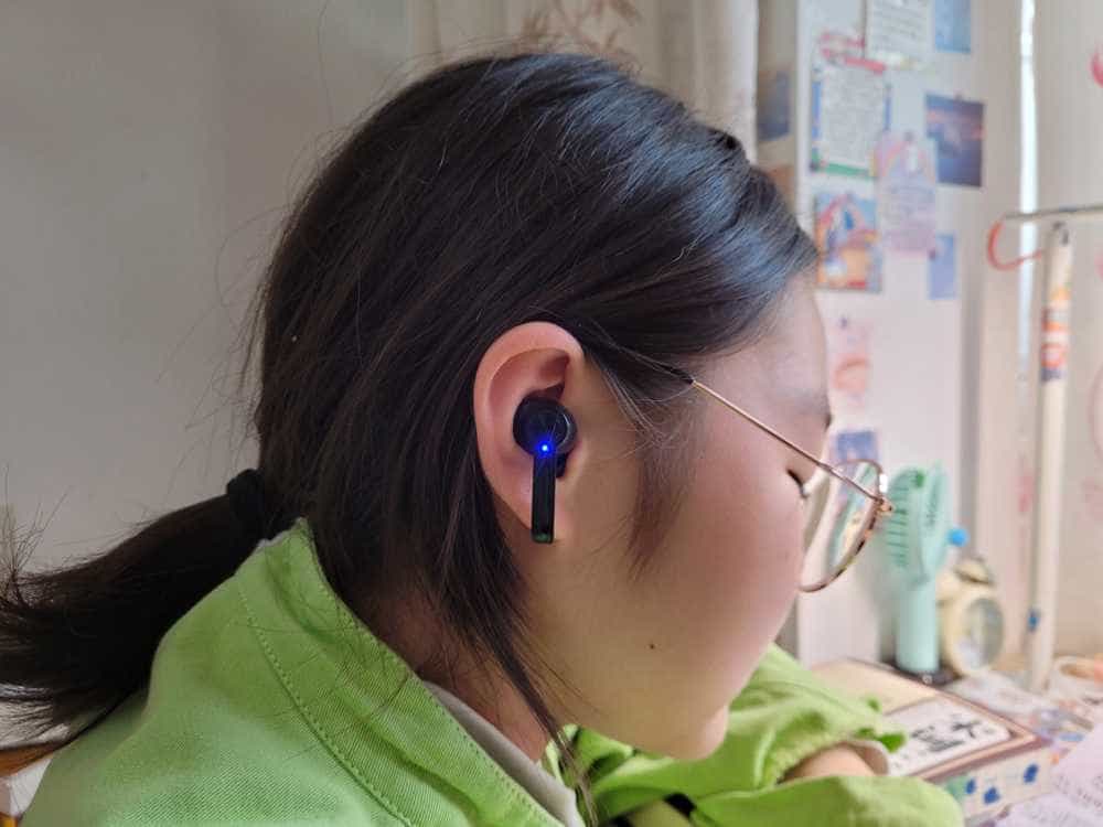 英雄G1电竞蓝牙耳机:充电仓可以当应急充电宝