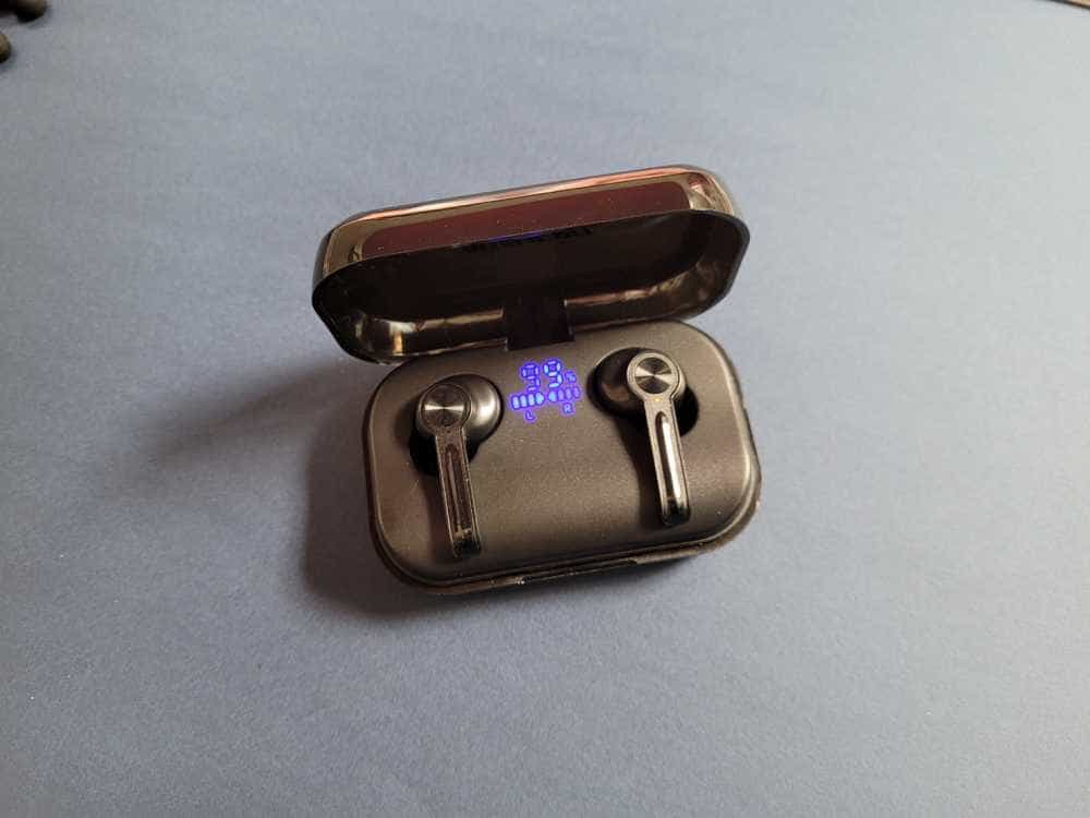 英雄G1电竞蓝牙耳机:充电仓可以当应急充电宝