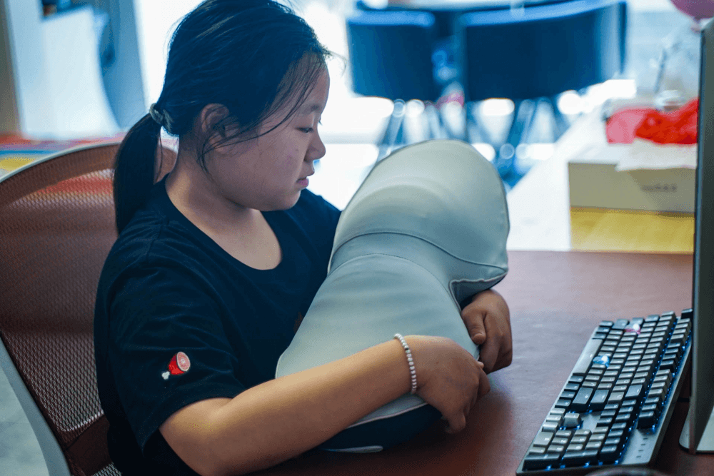 黑心老板不让久坐的我休息？我有锐珀尔气囊拉伸护腰枕