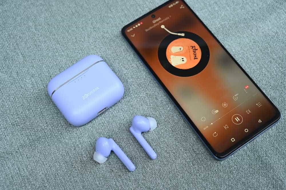 双料振膜为音质加分,设计也很漂亮,双飞燕二皮B90主动降噪耳机上手