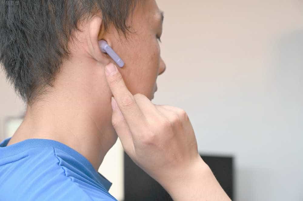 双料振膜为音质加分,设计也很漂亮,双飞燕二皮B90主动降噪耳机上手