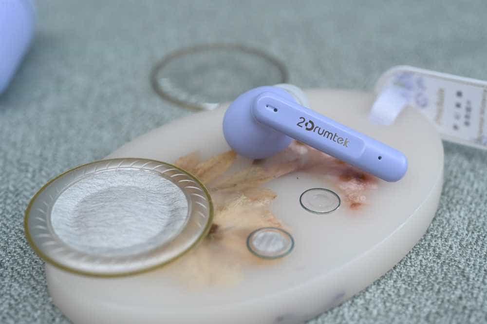 双料振膜为音质加分,设计也很漂亮,双飞燕二皮B90主动降噪耳机上手