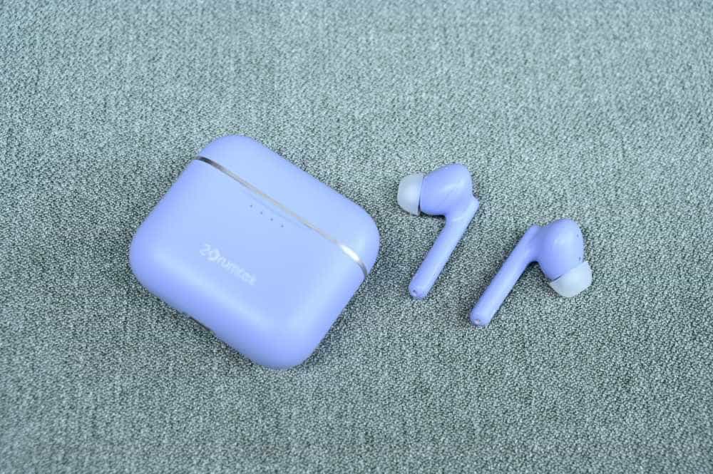 双料振膜为音质加分,设计也很漂亮,双飞燕二皮B90主动降噪耳机上手