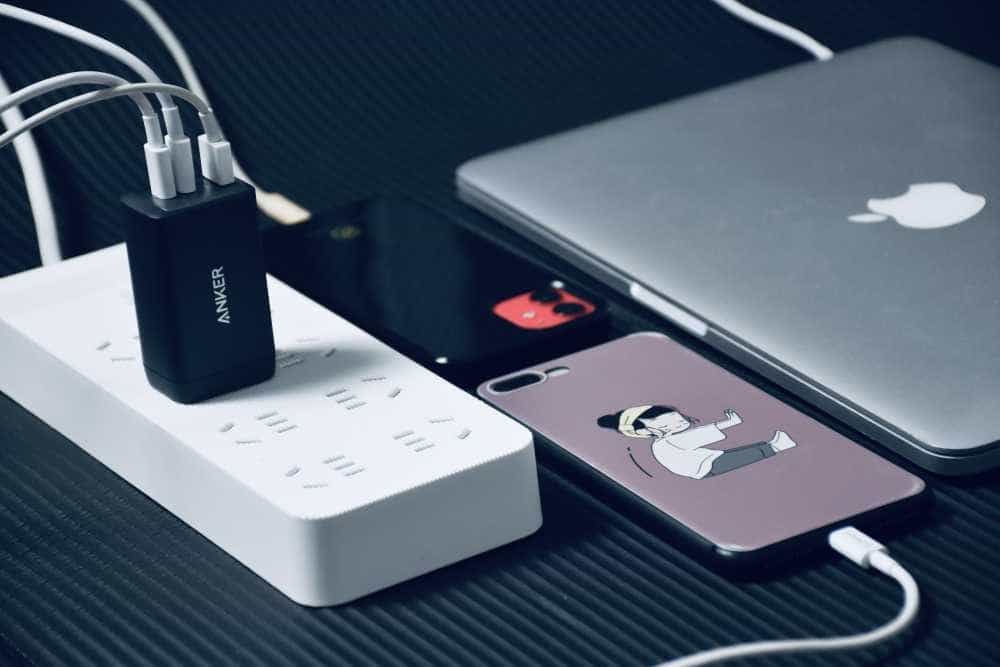 苹果三件套同时充电，一个它轻松搞定，体积仅有原装的一半