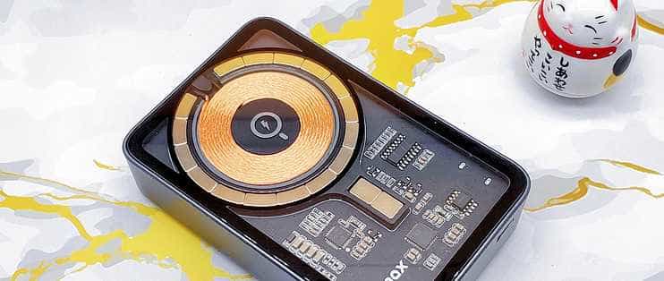 颜值与实用性并存｜摩米士透明磁吸无线充电宝上手