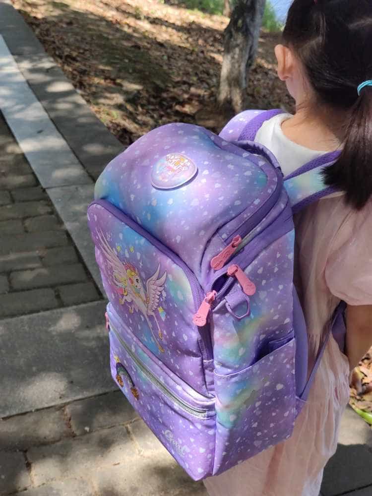 开学季：给家里即将上小学的宝贝闺女买了一个GMT护脊儿童书包，宝贝高兴的蹦了起来。