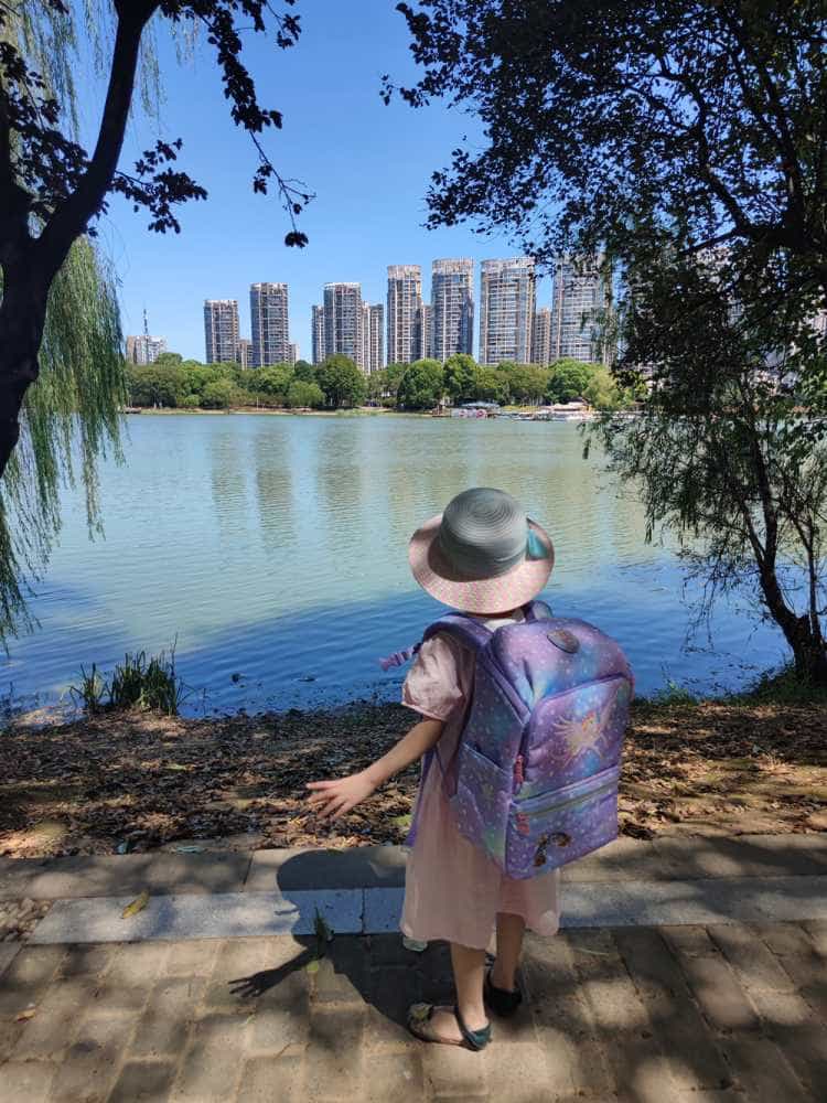 开学季：给家里即将上小学的宝贝闺女买了一个GMT护脊儿童书包，宝贝高兴的蹦了起来。