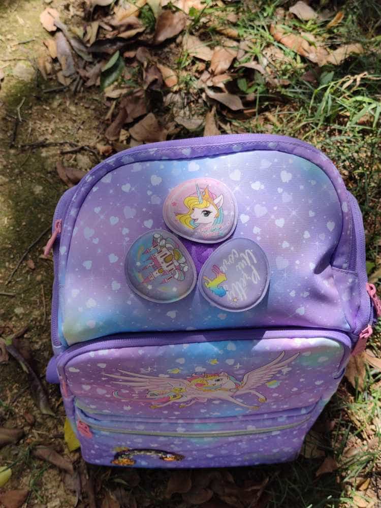 开学季：给家里即将上小学的宝贝闺女买了一个GMT护脊儿童书包，宝贝高兴的蹦了起来。