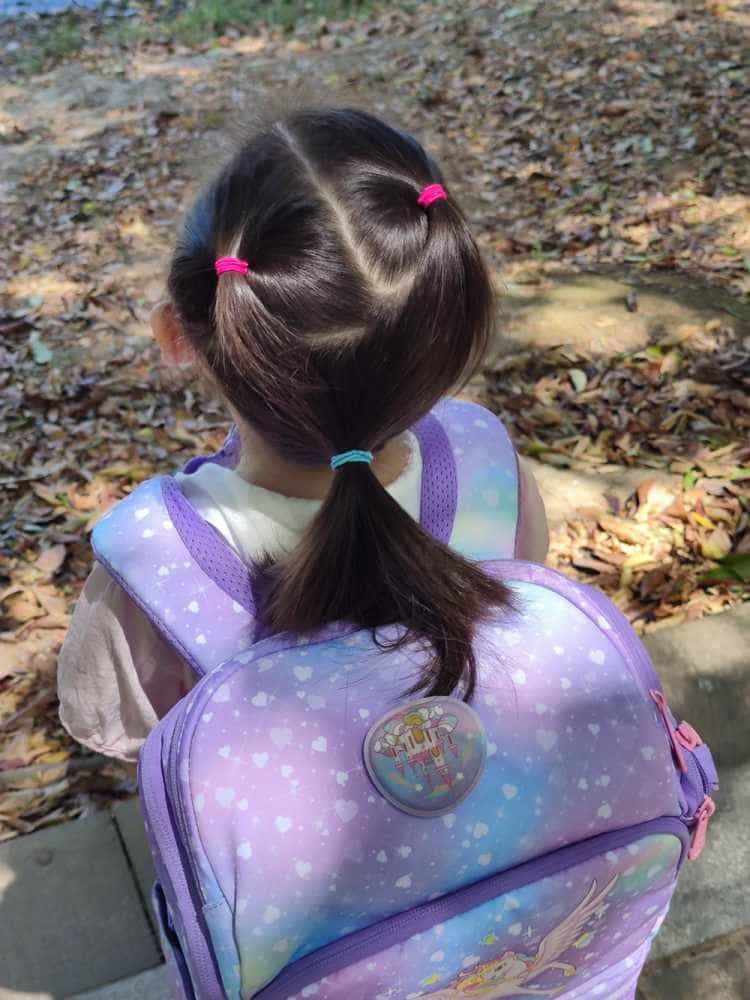 开学季：给家里即将上小学的宝贝闺女买了一个GMT护脊儿童书包，宝贝高兴的蹦了起来。