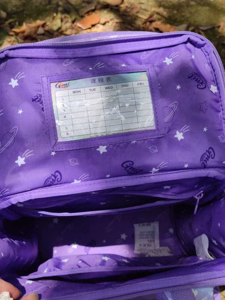 开学季：给家里即将上小学的宝贝闺女买了一个GMT护脊儿童书包，宝贝高兴的蹦了起来。