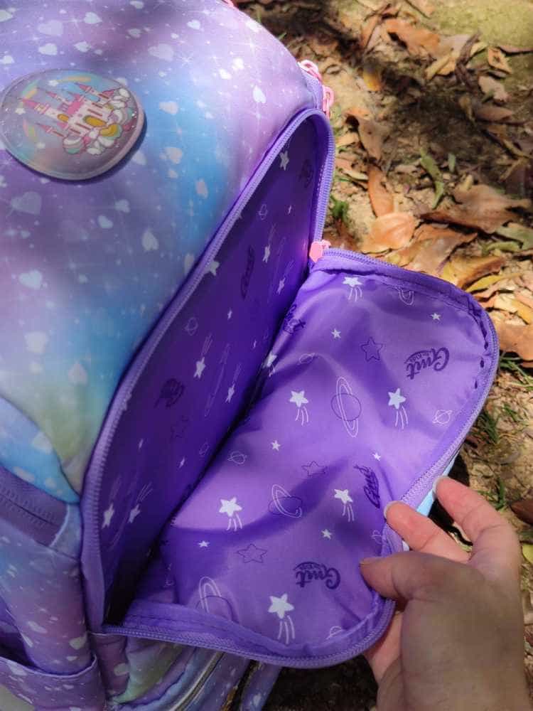 开学季：给家里即将上小学的宝贝闺女买了一个GMT护脊儿童书包，宝贝高兴的蹦了起来。