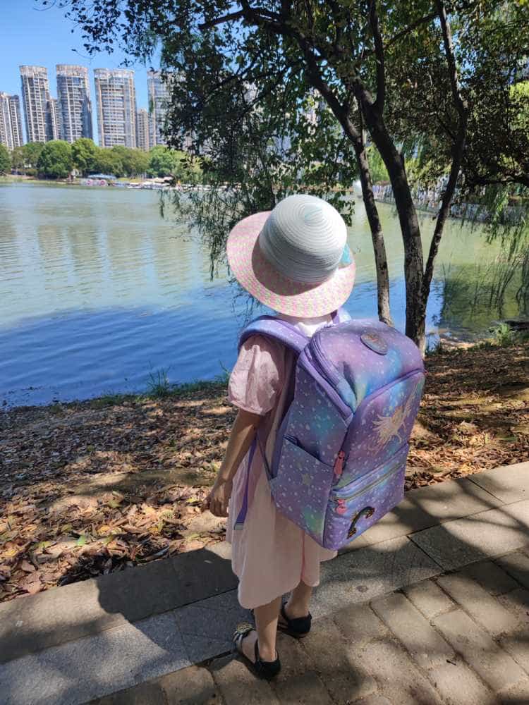 开学季：给家里即将上小学的宝贝闺女买了一个GMT护脊儿童书包，宝贝高兴的蹦了起来。