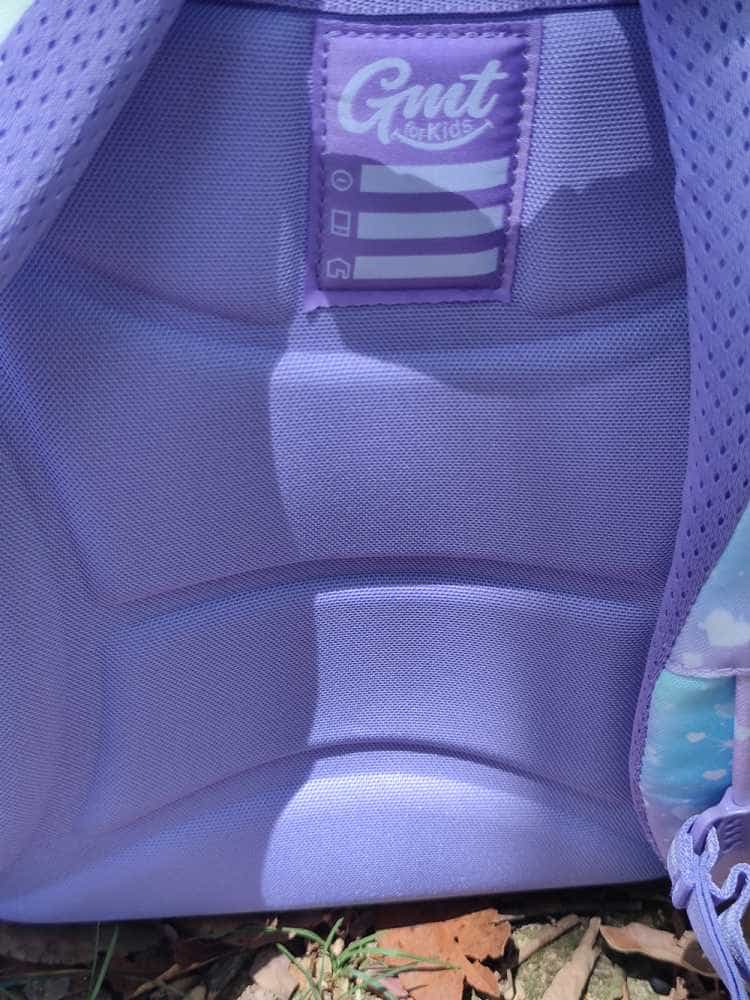 开学季：给家里即将上小学的宝贝闺女买了一个GMT护脊儿童书包，宝贝高兴的蹦了起来。