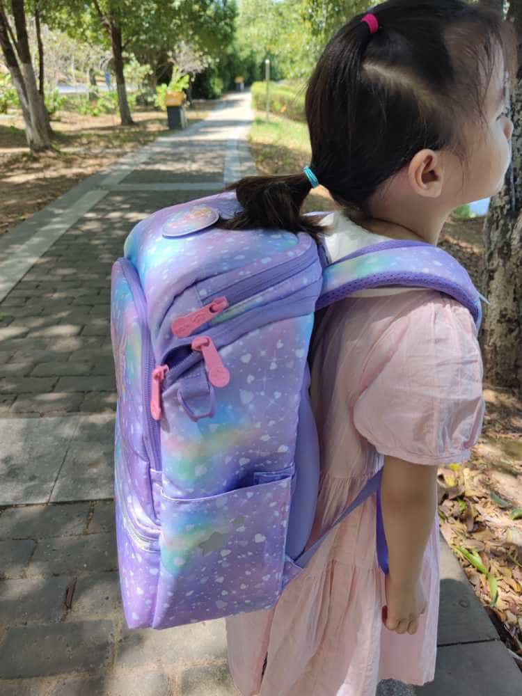 开学季：给家里即将上小学的宝贝闺女买了一个GMT护脊儿童书包，宝贝高兴的蹦了起来。