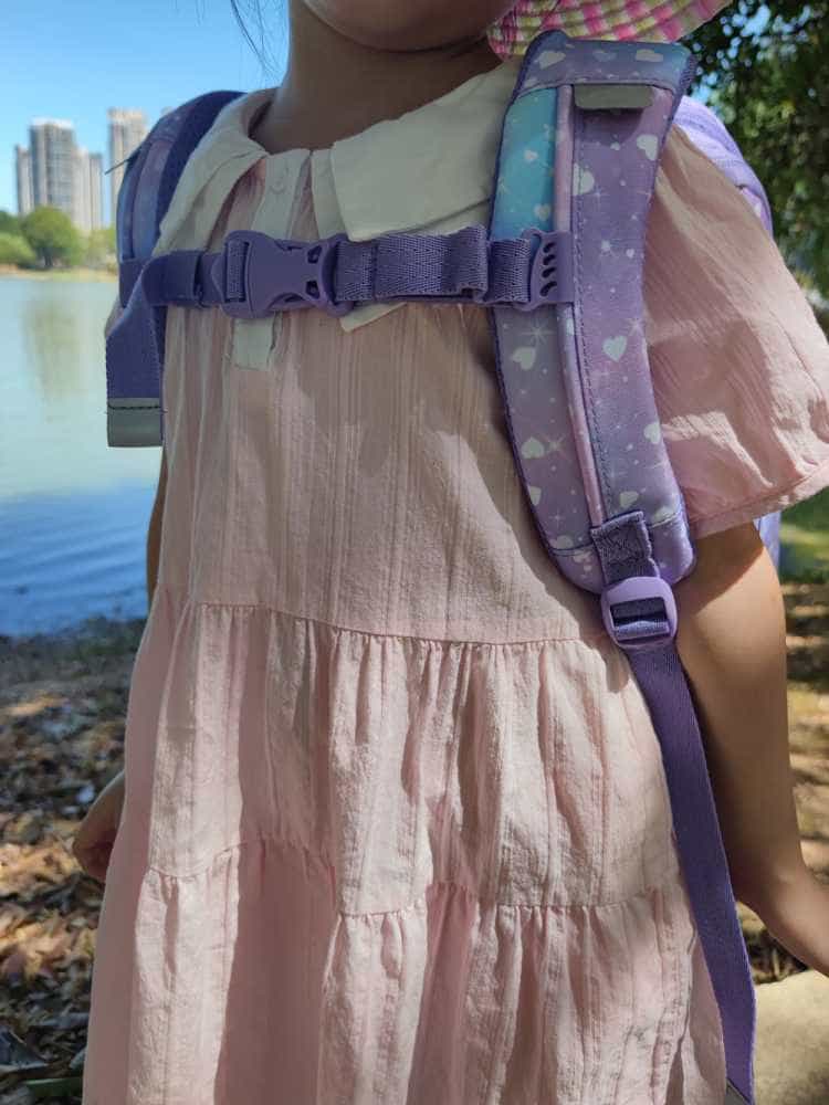 开学季：给家里即将上小学的宝贝闺女买了一个GMT护脊儿童书包，宝贝高兴的蹦了起来。