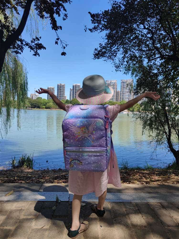开学季：给家里即将上小学的宝贝闺女买了一个GMT护脊儿童书包，宝贝高兴的蹦了起来。