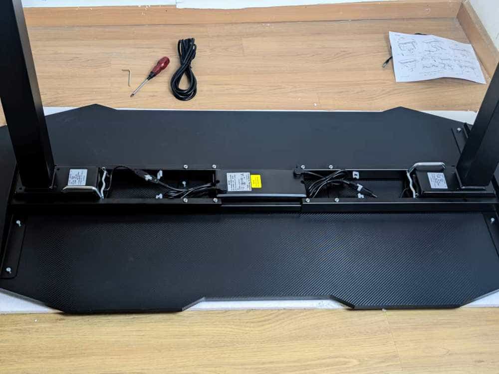 酷炫有型碳纤维纹理:无论办公还是电竞娱乐都非常合适的电动升降桌初体验!