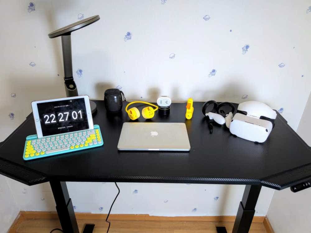 酷炫有型碳纤维纹理:无论办公还是电竞娱乐都非常合适的电动升降桌初体验!