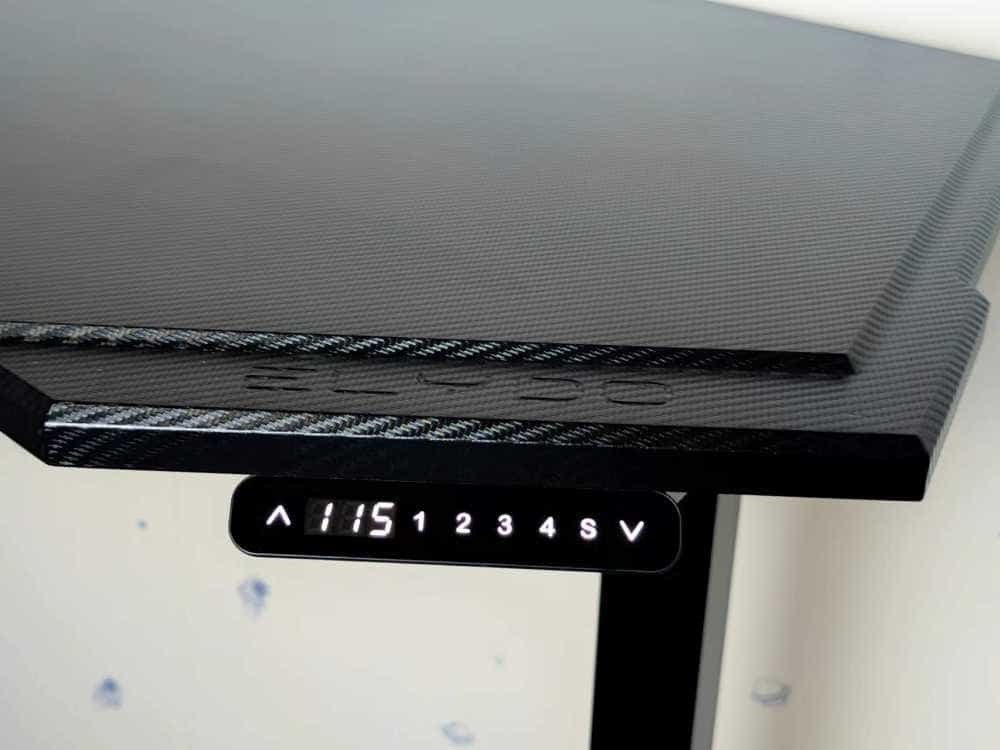 酷炫有型碳纤维纹理:无论办公还是电竞娱乐都非常合适的电动升降桌初体验!