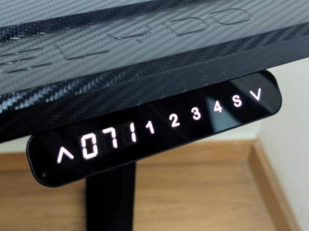 酷炫有型碳纤维纹理:无论办公还是电竞娱乐都非常合适的电动升降桌初体验!