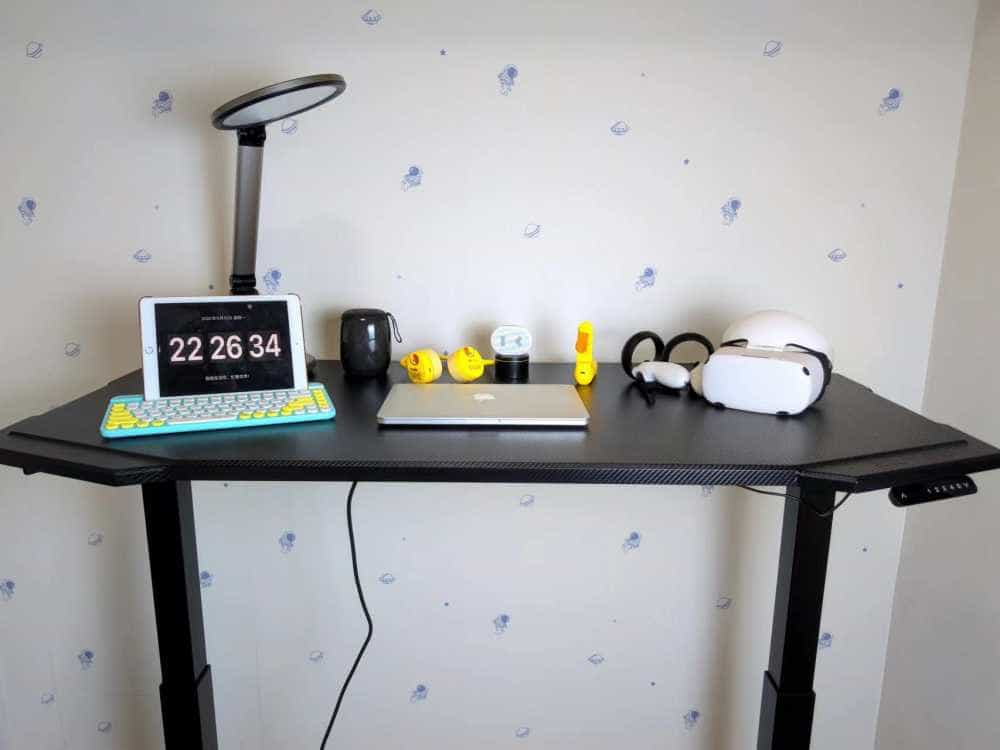 酷炫有型碳纤维纹理:无论办公还是电竞娱乐都非常合适的电动升降桌初体验!