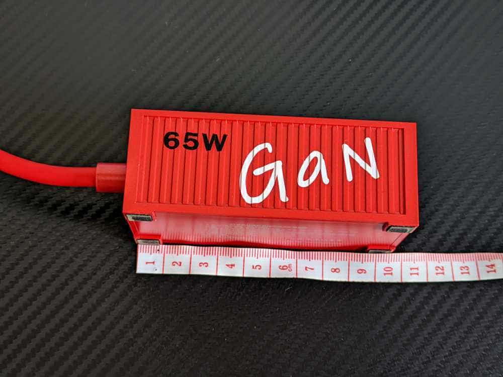 UIBI柚比D65氮化镓快充插座初体验：小巧便携，潮酷集装箱，好用！