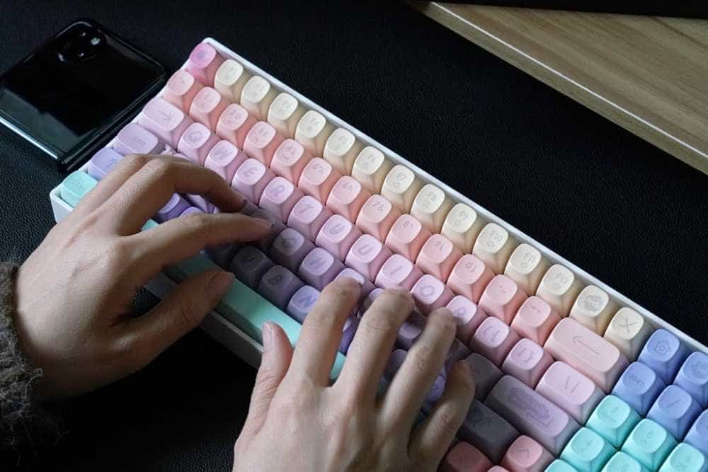 洛斐小翘棉花糖无线机械键盘:软软的、萌萌哒,少女至爱!