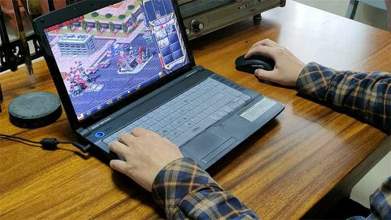 轻量化设计，办公、游戏两相宜：雷柏VT9无线游戏鼠标