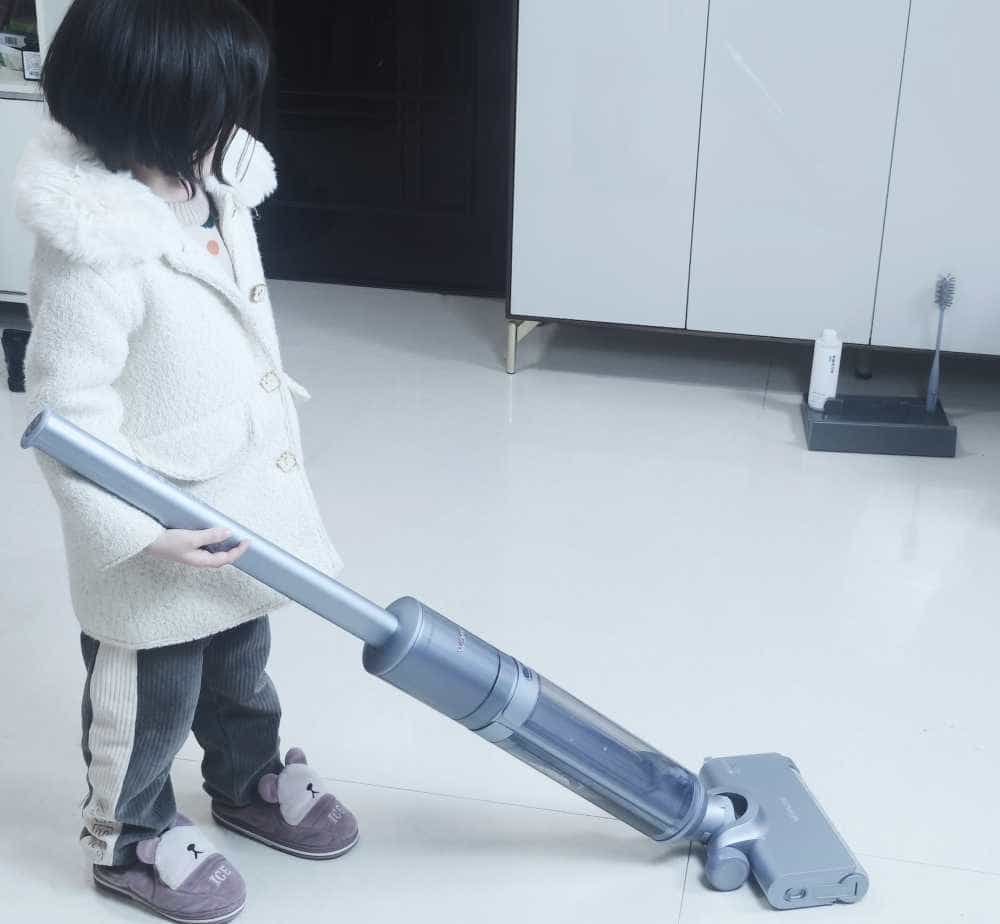 家有调皮萌娃和宠物，轻巧丝滑的万摩尔智能洗地机L11帮我搞定一切，让家里里外外都干净！