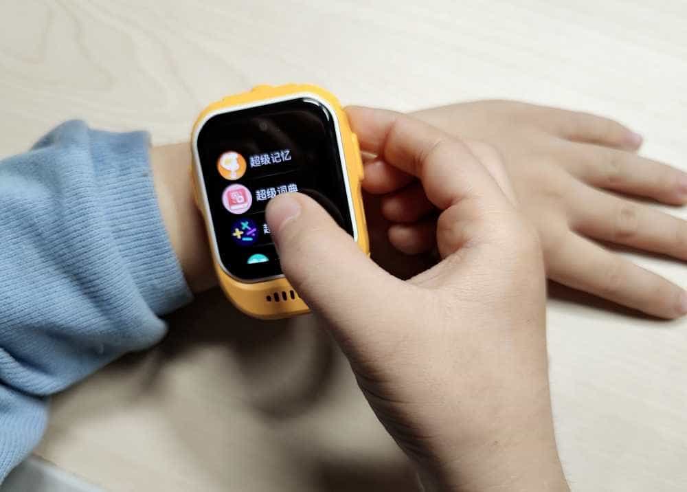 前后双摄,双卡双待,四核CPU,超记牛穿戴强势搅局电话手表