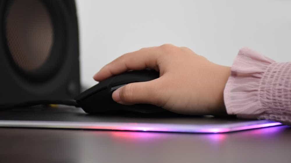 雷柏VT9双模无线游戏鼠标：78克轻巧机身，V+无线游戏技术加持