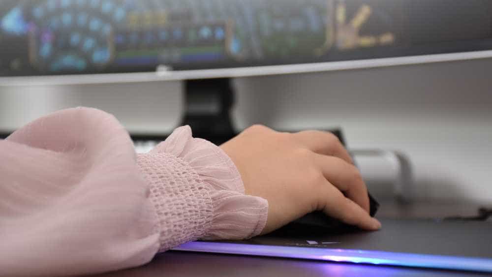 雷柏VT9双模无线游戏鼠标：78克轻巧机身，V+无线游戏技术加持