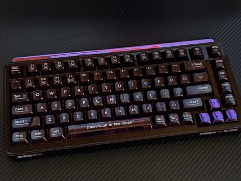 来自外太空的酷炫黑色透明晶体,米物客制化机械键盘BlackIO 83首发评测!