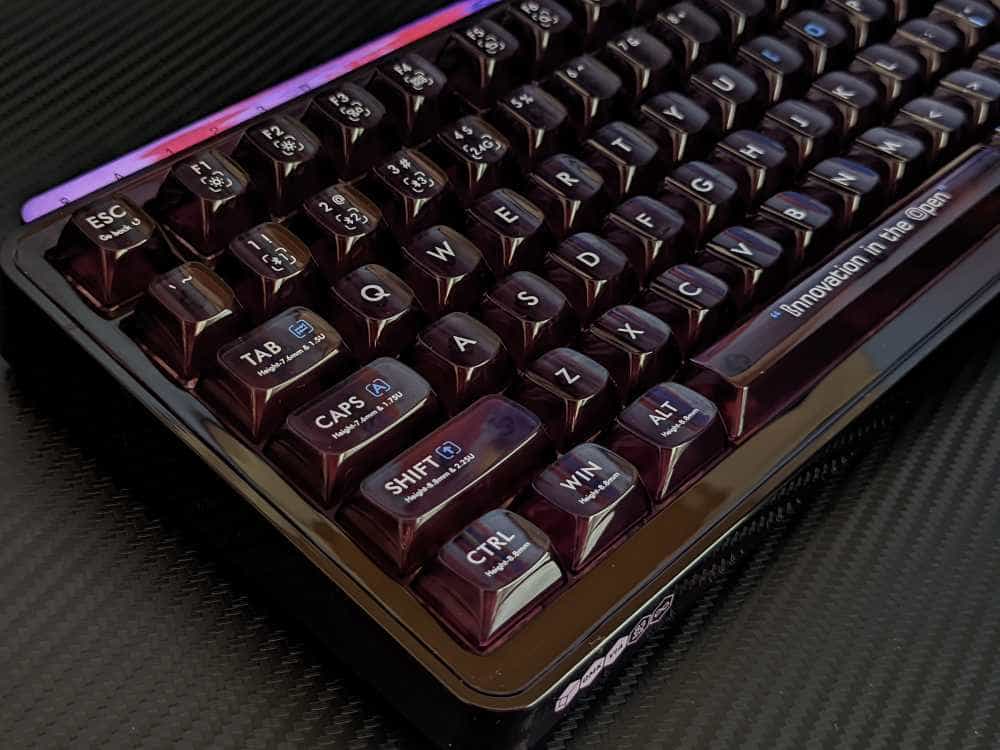 来自外太空的酷炫黑色透明晶体,米物客制化机械键盘BlackIO 83首发评测!