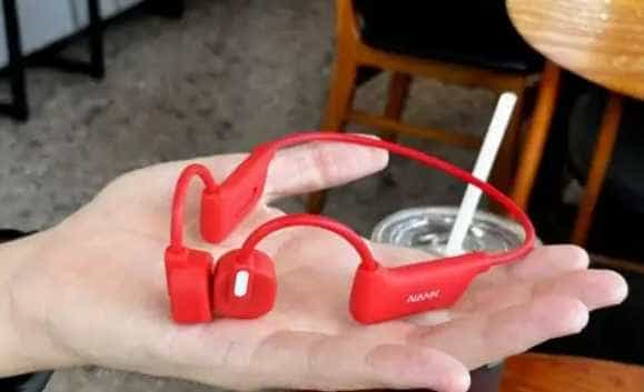 戴骨传导耳机对耳朵有什么危害,骨感耳机的利与弊?