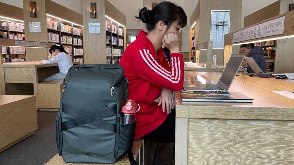 简约舒适人性化,我的通勤伴侣超能装-光影行星『纪元』双肩背包使用体验分享