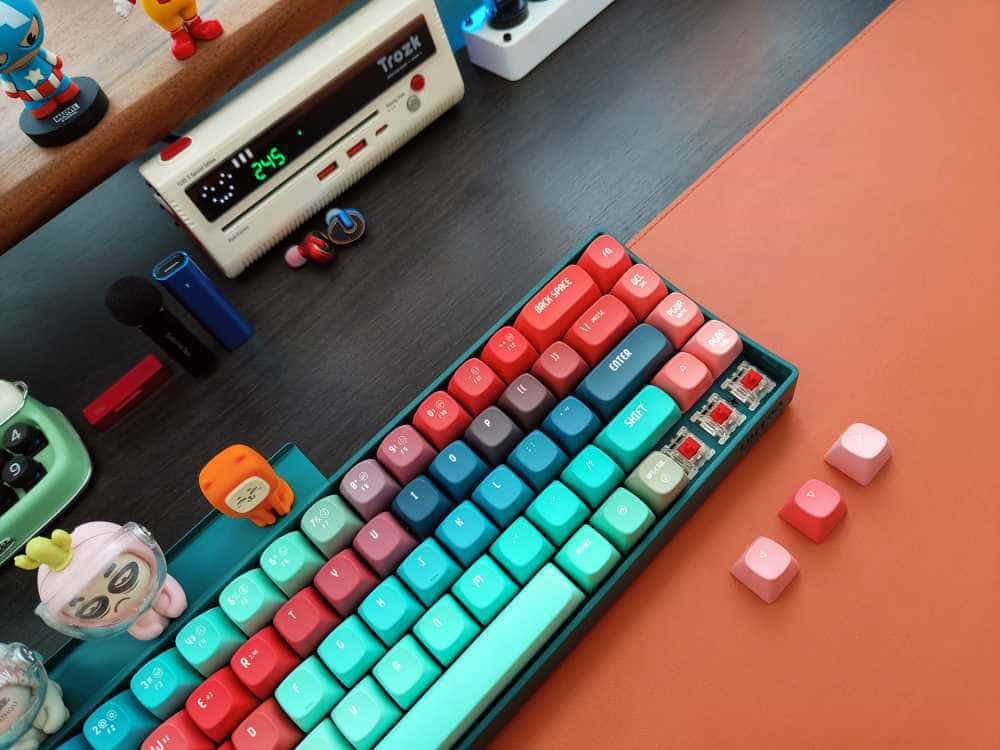 桌搭好物必备，游戏办公两不误，洛斐小翘锦鲤三模机械键盘体验！